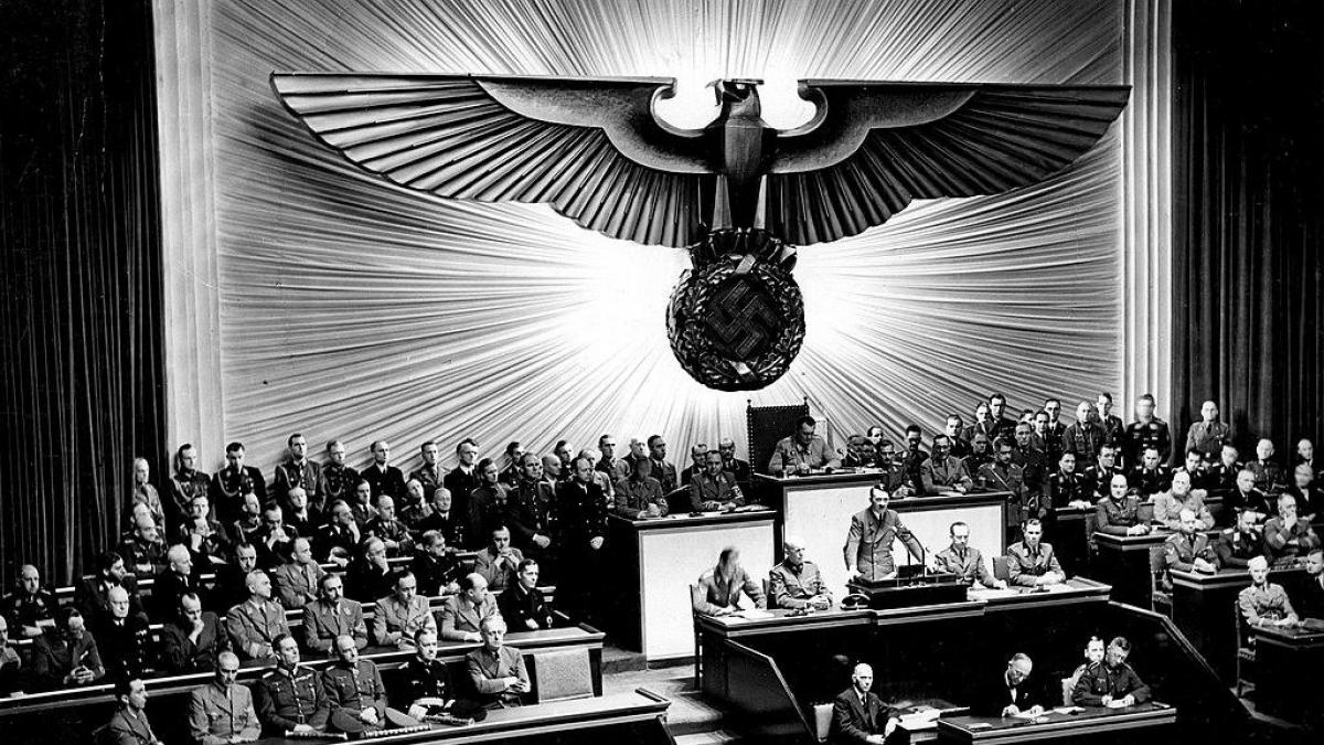 Hitler anuncia la declaración de guerra contra Estados Unidos en el Reichstag el 11 de diciembre de 1941. Bundesarchiv, Bild 183-1987-0703-507 / unbekannt /