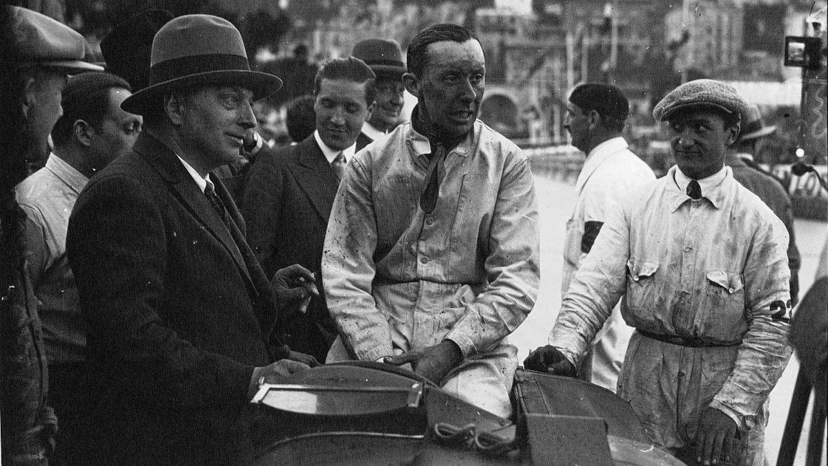 El piloto francés René Dreyfus, en el centro, en el Grand Prix de Mónaco de 1930