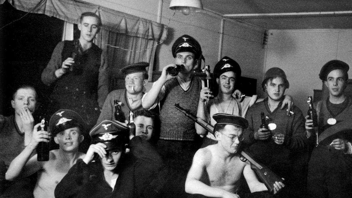 Soldados alemanes durante la Segunda Guerra Mundial, en una celebración con bebidas y tabaco Corbis via Getty Images