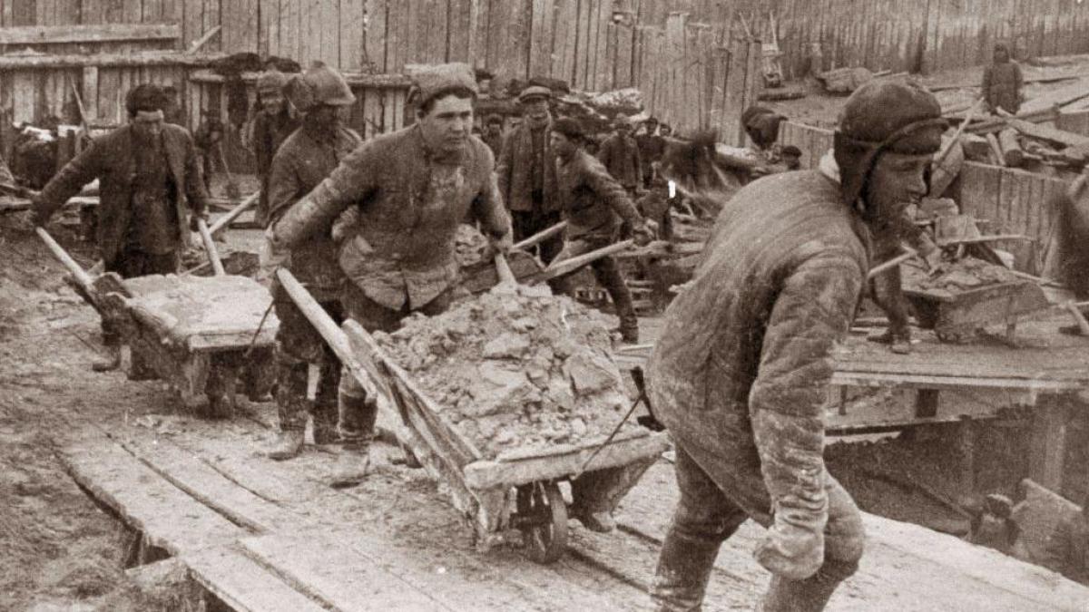 Prisioneros del Gulag cerca del Báltico en la década de los años treinta. Laski Diffusion / Getty Images