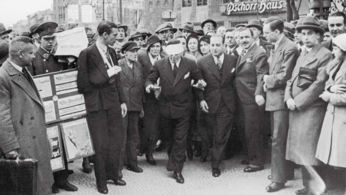 Hanussen demostrando sus habilidades visionarias frente al púbico reunido en Potsdamer Platz, en Berlin, en 1932.