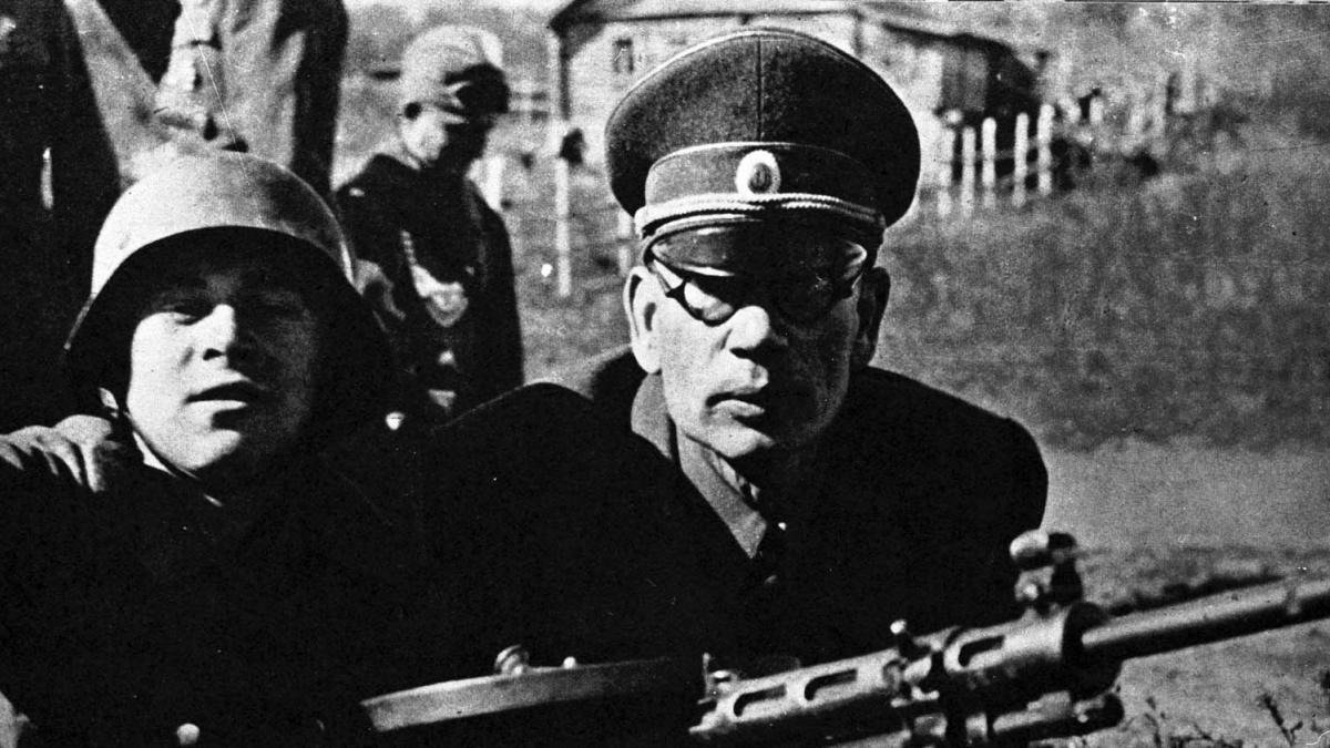 El general soviético Andréi Vlásov durante unas maniobras alrededor de 1943. 