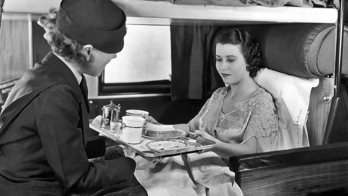 Una azafata sirve el almuerzo a una pasajera en un vuelo de American Airlines, c. 1935 Frederic Lewis / Archive Photos / Getty Images