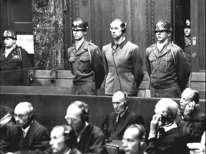 En el centro de la imagen, con auriculares, Karl Brandt, criminal de guerra nazi y médico personal de Hitler, durante los juicios de Núremberg (20 de agosto de 1947).  Wikimedia Commons