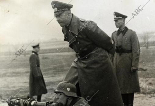 El capitán general del ejército alemán, Walther von Brauchitsch, dirigiendo el fuego de una unidad en el frente - ABC