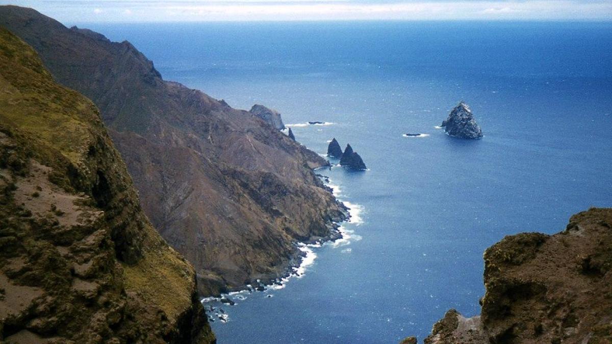 La isla de Santa Elena, en mitad del Atlántico, cuenta con una escarpada costa que la hace más inaccesible aún. Peter Neaum / CC BY-2.0