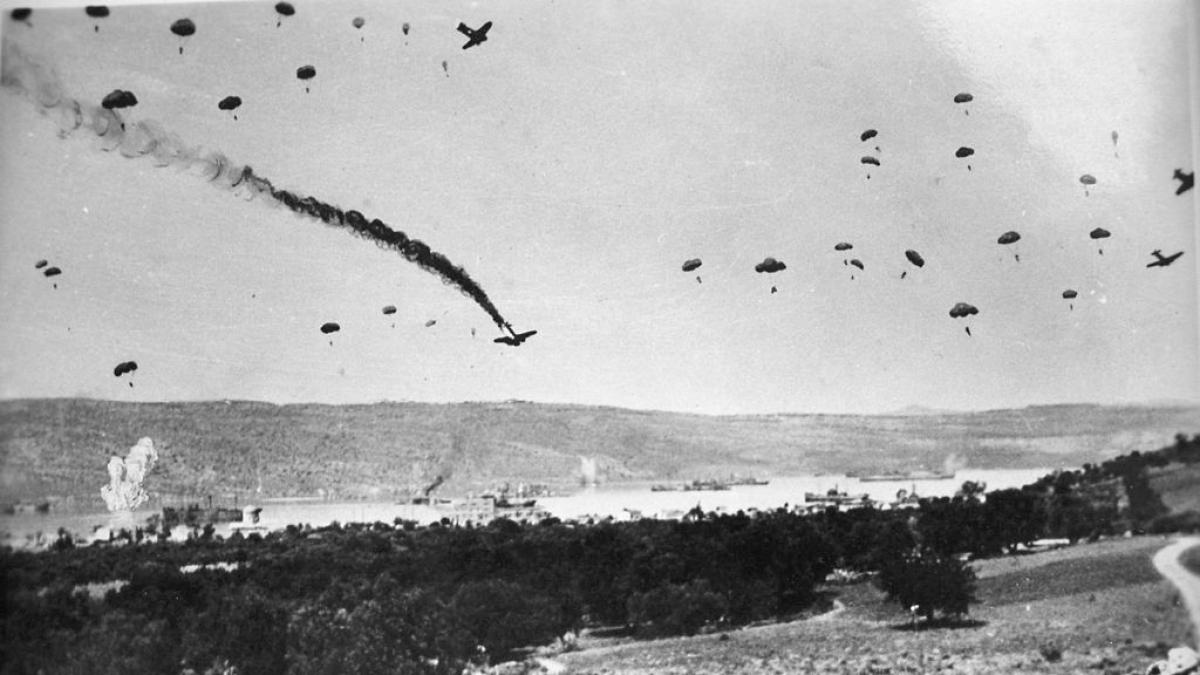 Paracaidistas alemanes durante su lanzamiento en Creta, el primer día del asalto. Arthur Conry - Wiki-Ed / CC-BY-SA 3.0