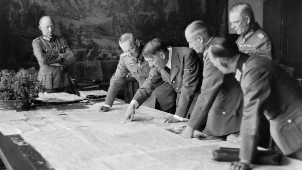 Hitler y su séquito en julio de 1940, durante una reunión en su residencia alpina de Berghof. IWM