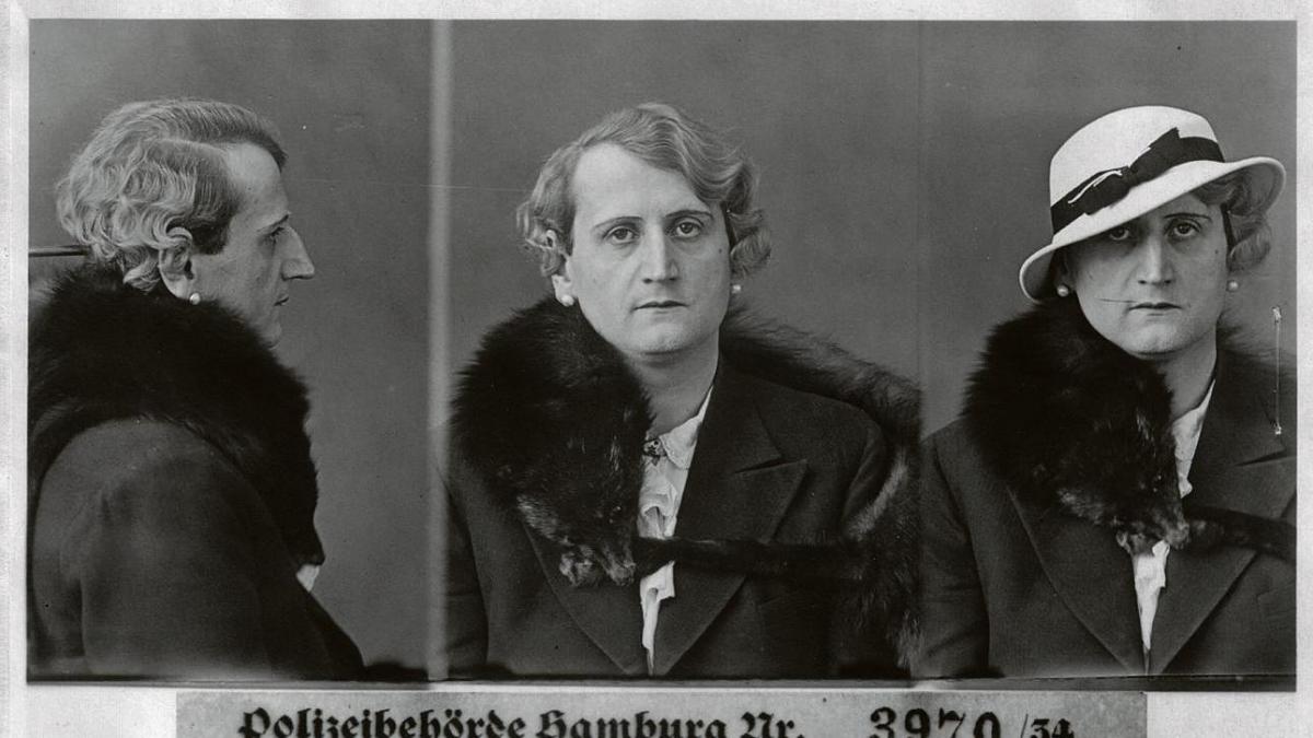 Identificación policialFotografías de Rudolf Muller, homosexual detenido en Hamburgo en 1934, y la insignia rosa utilizada en los campos de exterminio (c) Coll. Staatsarchiv Hamburg