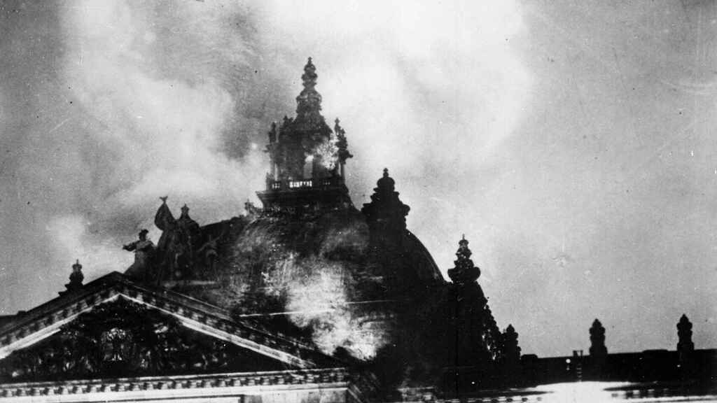 El incendio que cambió la historia de Alemania y liberó a 'Los demonios del Reich'