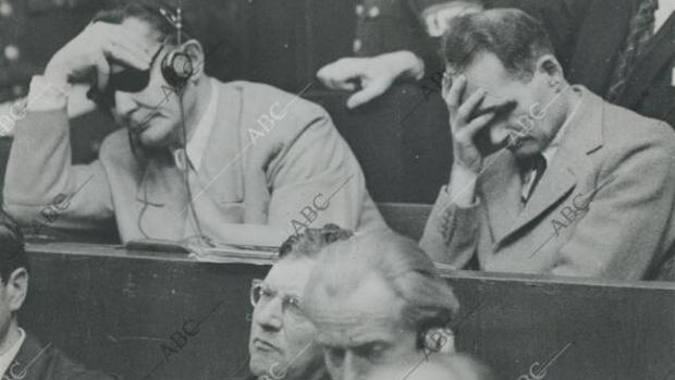 En la imagen, Herman Goering y Rudolf Hess escuchan el veredicto del Tribunal - ABC