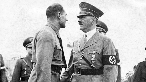 Rudolf Hess (izquierda) y Hitler, en 1930