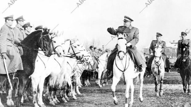 Josip Broz Tito, en 1950, pasa revista a las tropas - ABC
