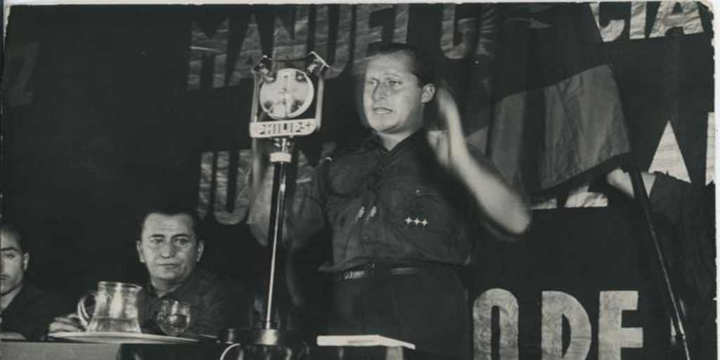 José Antonio Primo de Rivera, en un mitin de Falange Española en el cine Madrid - ABC