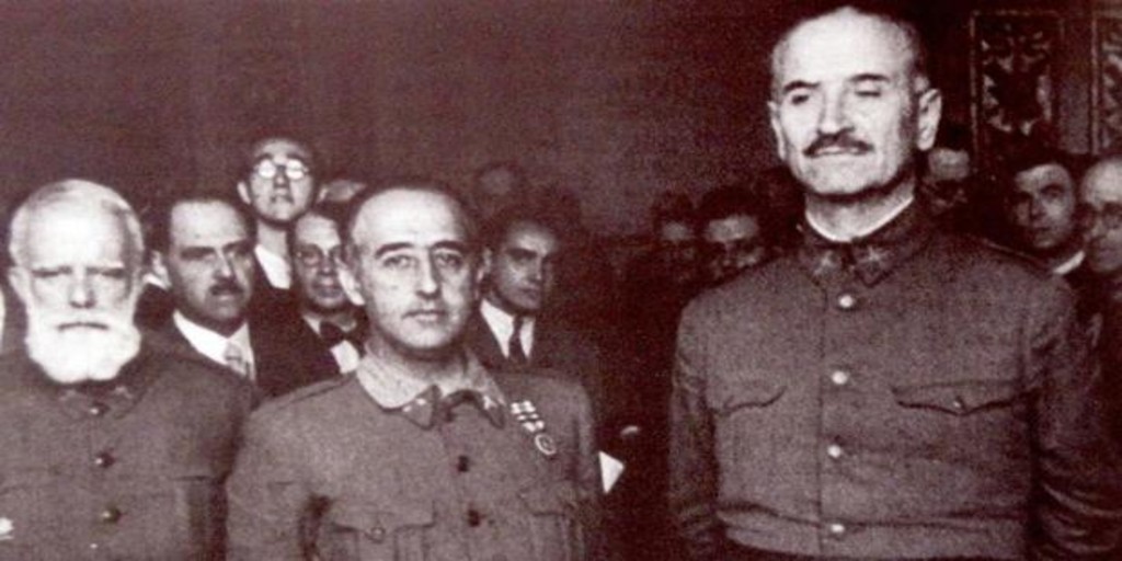 Franco (centro), junto a Queipo de Llano (derecha), durante un acto de la Guerra Civil - EFE