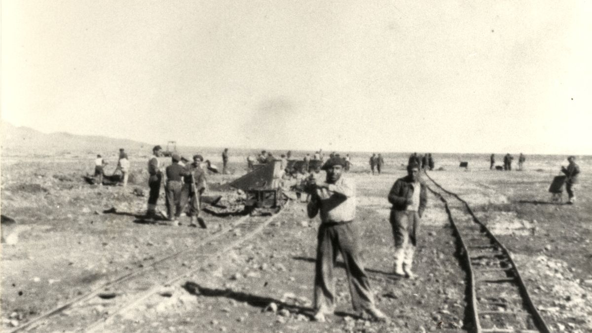 Presos trabajando en la construcción del ferrocarril Transahariano entre 1940 y 1943, miles de republicanos españoles fueron recluidos por la Francia de Vichy en campos de concentración en Marruecos y Argelia para construir el ferrocarril Transahariano. EFE/ARCHIVO ELIANE ORTEGA