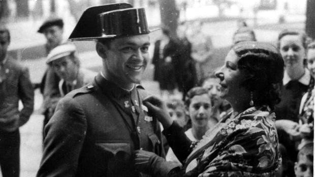 Madrid. 1939. La popular artista Pastora Imperio imponiendo una banderita de la Cruz Roja a un Guardia Civil, durante la fiesta de la banderita - José Zegrí.