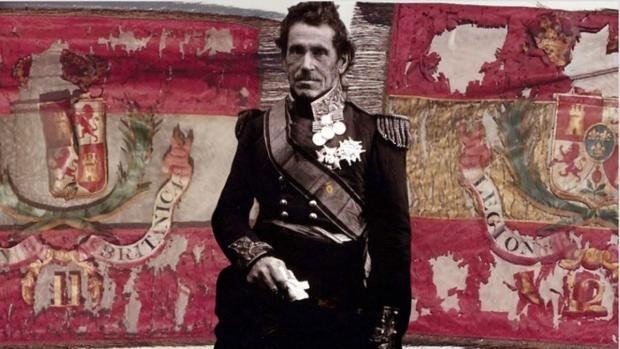 Imagen del general George Lacy Evans, con dos de las banderas españolas de la Legión británica que comandó en la Primera Guerra Carlista, conservadas en el