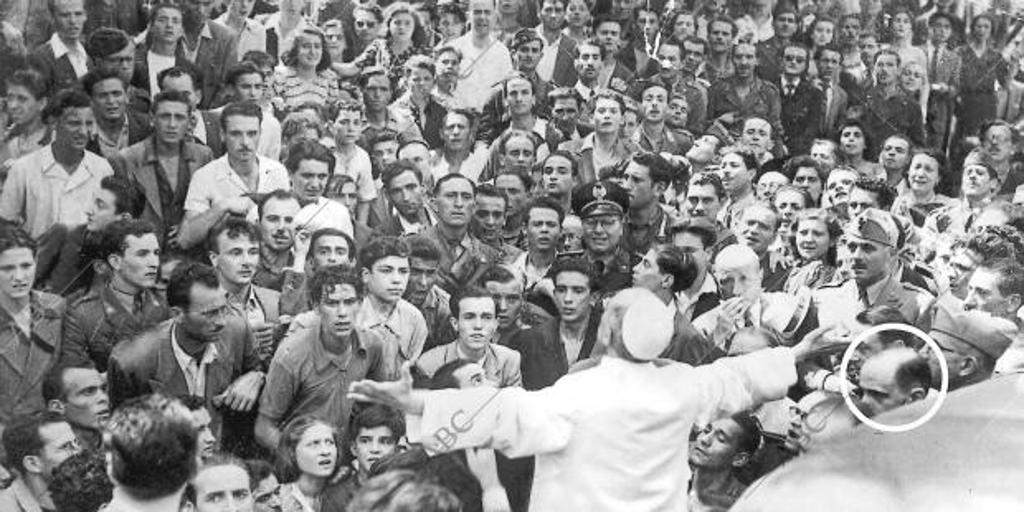 Pío XII salió a la calle tras el bombardeo de Roma en 1943. Detrás de él, en un círculo, monseñor Montini, que posteriormente se convertiría en Pablo VI
