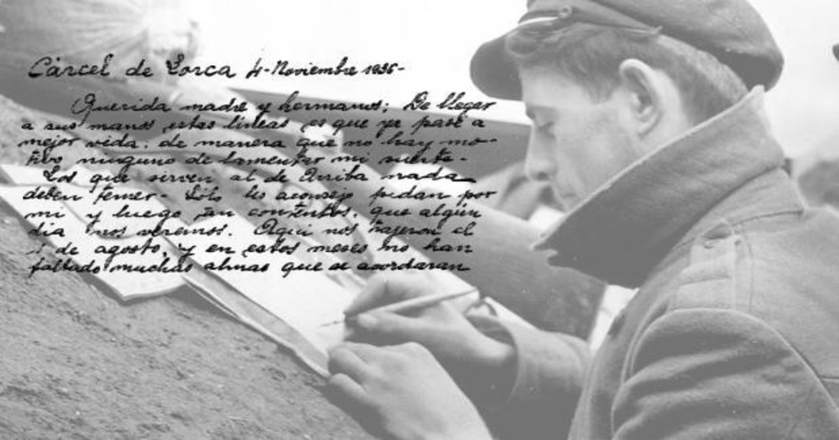 Soldado escribiendo a la familia en la trinchera, sin separarse de su arma, en 1936, con la imagen de la carta del prisionero de Lorca - HERAS