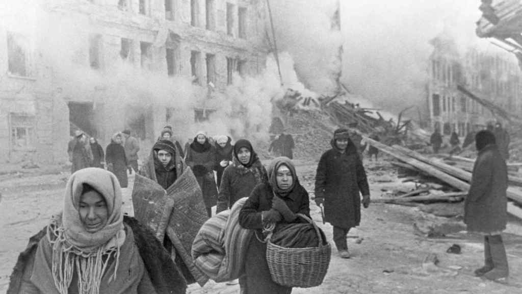 Ciudadanos de Leningrado abandonan sus casas tras ser destruidas por las bombas nazis. / Boris Kudoyarov.