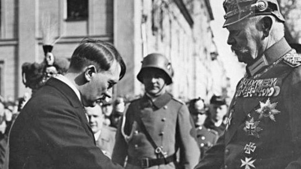 Adolf Hitler junto a Hindenburg - ABC