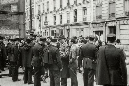 La policía francesa durante la Razia de la tarjeta verde, que tuvo lugar en París el 14 de julio de 1941, en una imagen descubierta por el Memorial de la Shoah de París.