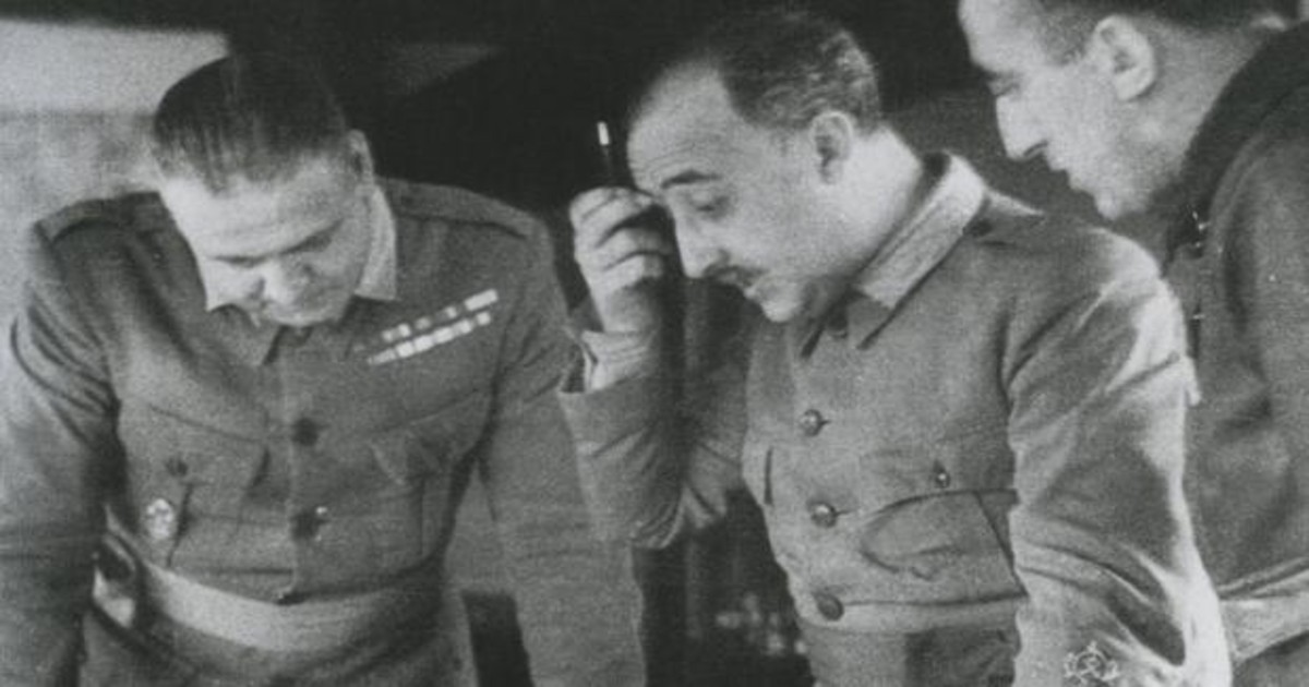 Franco consultando un mapa de operaciones junto a oficiales de su estado mayor durante la Guerra Civíl - ABC