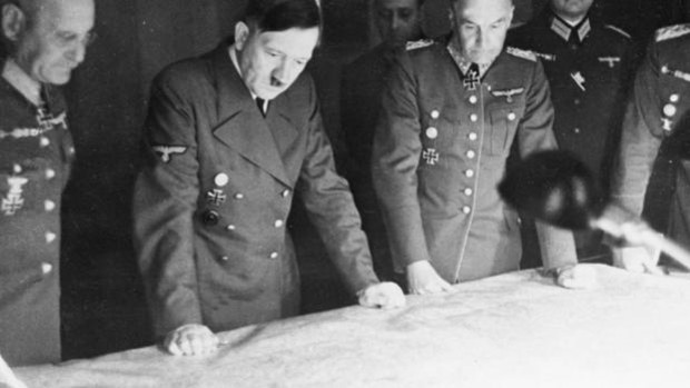Hitler, durante la Segunda Guerra Mundial, organizando las operaciones militares