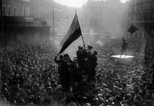 Proclamación de la Segunda República, en la Puerta del Sol de Madrid ARCHIVO ABC