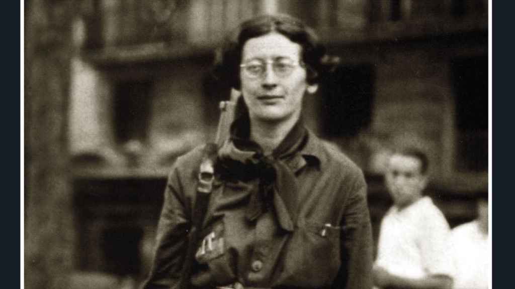 La filósofa Simone Weil, con el fusil al hombro durante la Guerra Civil. Detalle de la portada de 'La Columna' (Tusquets)