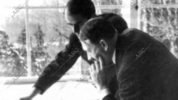 Albert Speer junto a Hitler mirando unos planos en el Obersalzberg - ABC