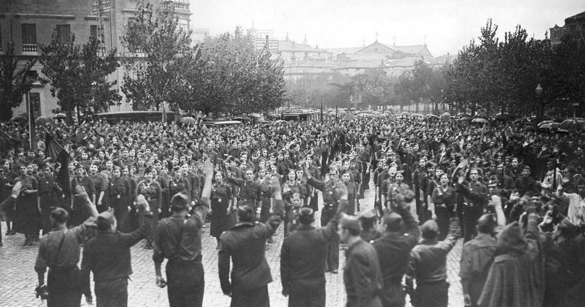 Concentración de la Falange en Zaragoza, octubre de 1936. ABC