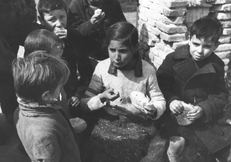 Niños de la posguerra española, comienzo un trozo de pan ABC