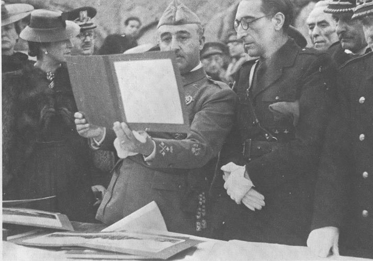 Franco revisa unos planos durante la visita al Valle de los Caídos en 1940 ABC