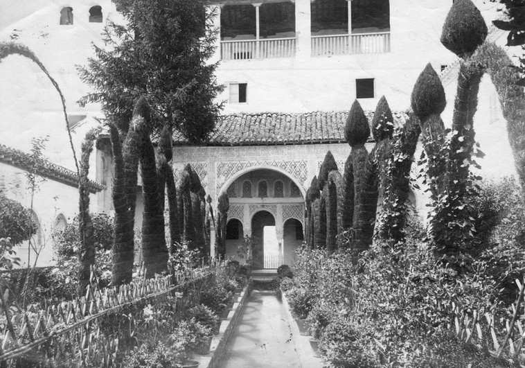Granada, 1899. Patio de la acequia del Generalife, cuando esta pertenecía a la familia Granada Venegas SAN MARTÍN