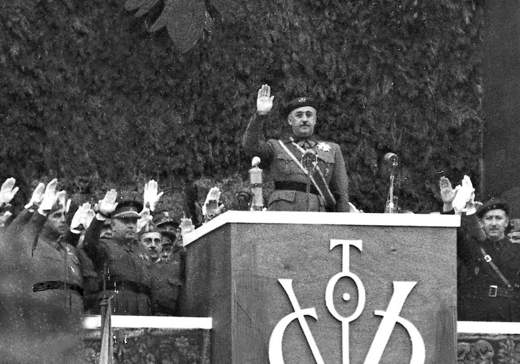 Desfile de la Victoria tras finalizar la Guerra Civil. En la imagen, Franco en la tribuna presidencial ABC