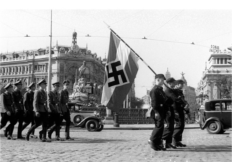 Llegada a Madrid de un grupo de las Juventudes Hitlerianas, en 1941, desfilando por la plaza de Cibeles EF