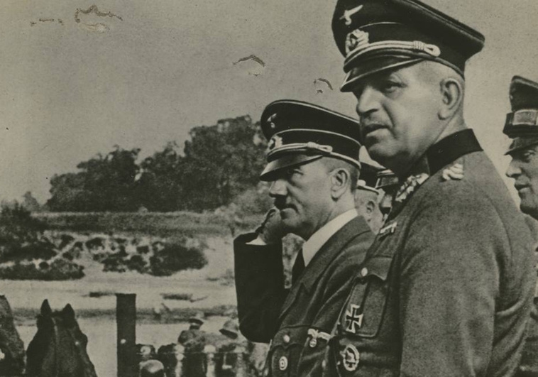 Adolf Hitler presenciando el desfile de las cocinas de campaña de un regimiento acampado en las inmediaciones del río San ABC