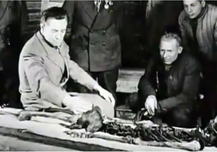 Los arqueólogos soviéticos, analizando los restos de Tamerlán en 1941 ABC