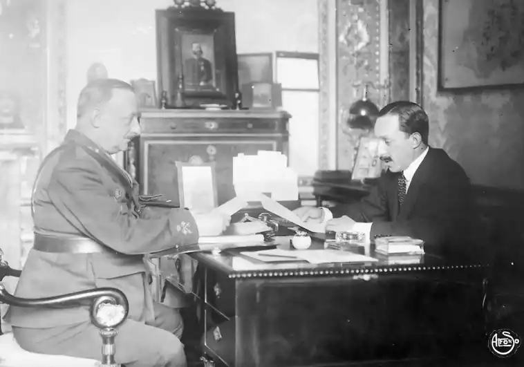 Alfonso XIII, con el general Primo de Rivera, en el primer despacho que celebró al día siguiente del golpe de Estado de 1923, en el Palacio Real ALFONSO SÁNCHEZ