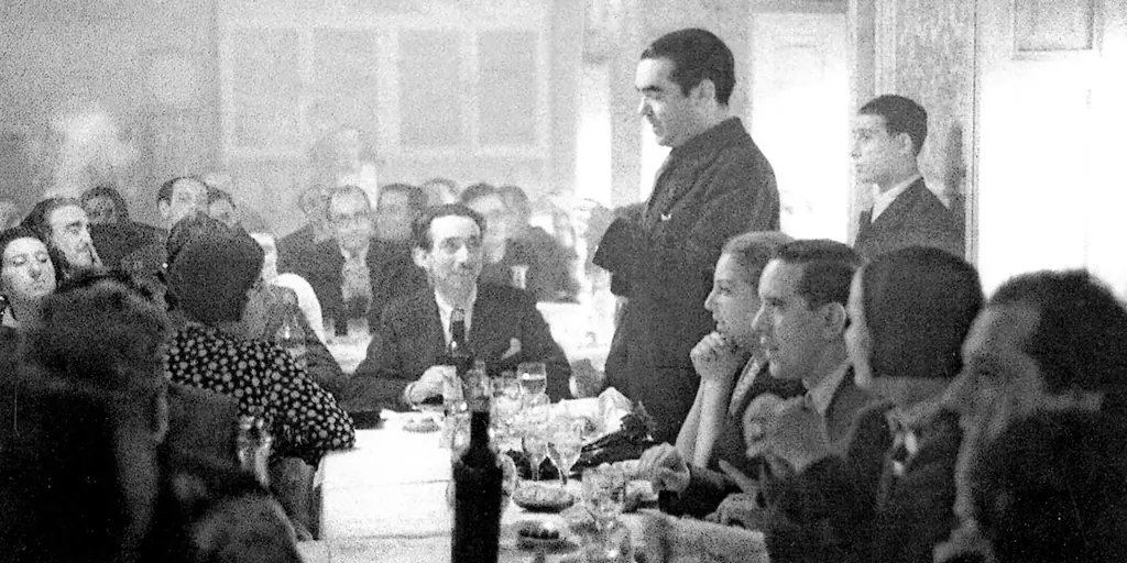 Lorca, pronunciando unas palabras en el homenaje a María Teresa León, en 1936 ABC