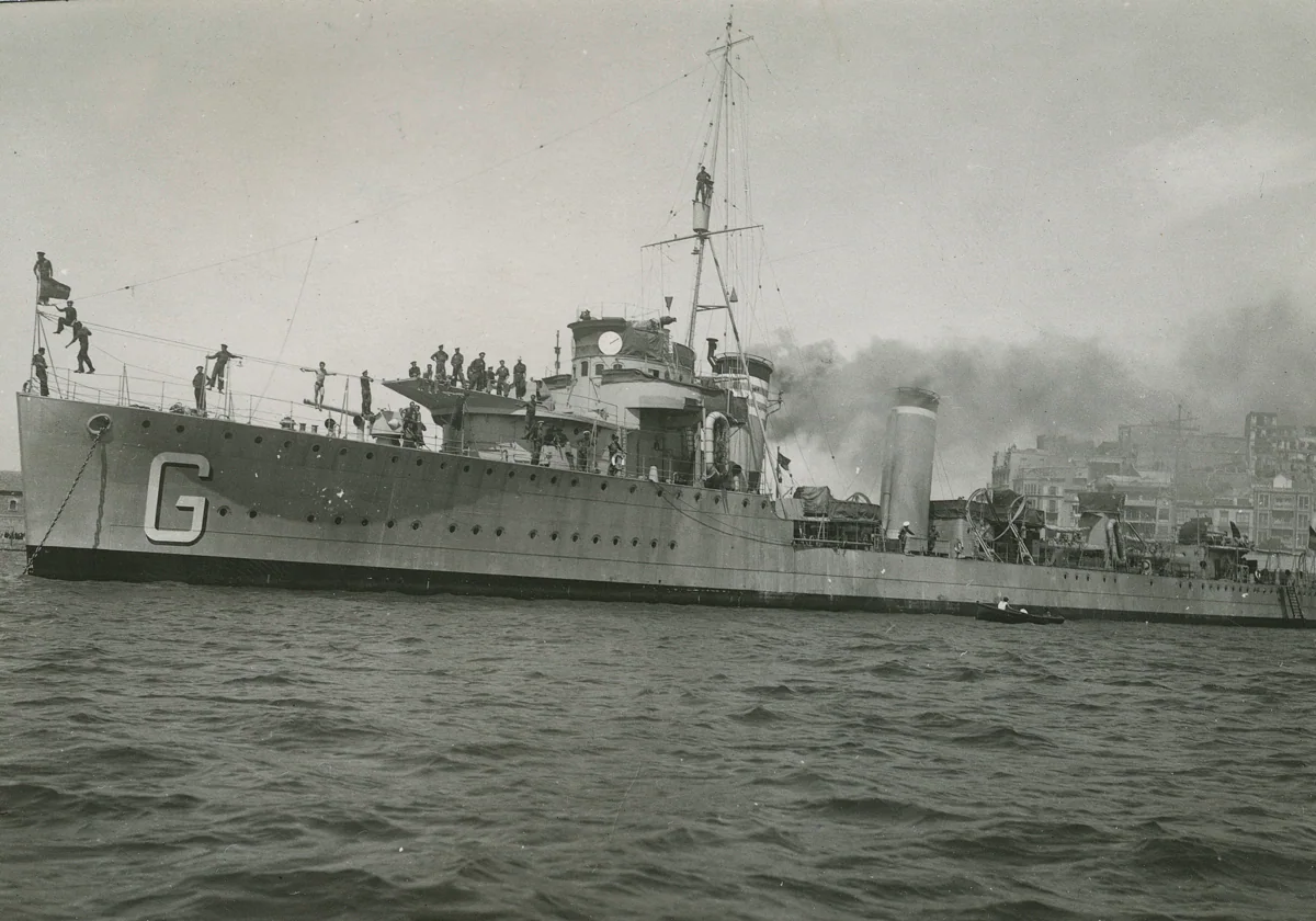 El nuevo destructor 'Gravina', reciénr entregado al Gobierno de la República, saliendo del puerto en 1936 ABC