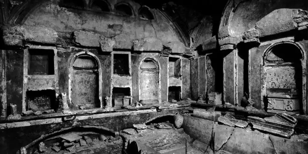 Fotografía de la Oficina de Prensa del Vaticano, con vista parcial del interior de la necrópolis situada en el sótano de la Basílica de San Pedro, en 1998 EPA