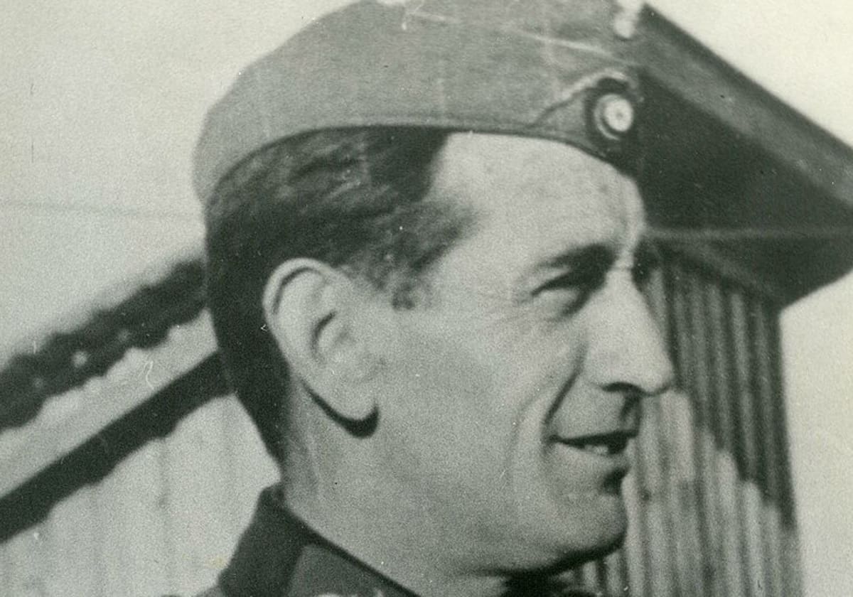 Agustín Muñoz Grandes, en una de sus fotografías más famosas, con uniforme alemán ABC