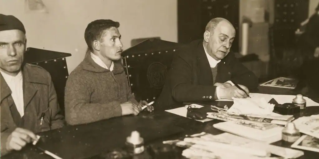 El periodista Antonio Fernández Lepina, en 1937, con un soldado de Franco que había sido absuelto, en la redacción de ABC VIRGILIO MURO