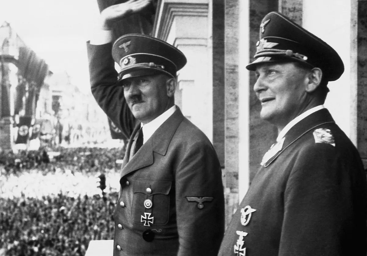 Hitler, con la Cruz de Hierro ABC