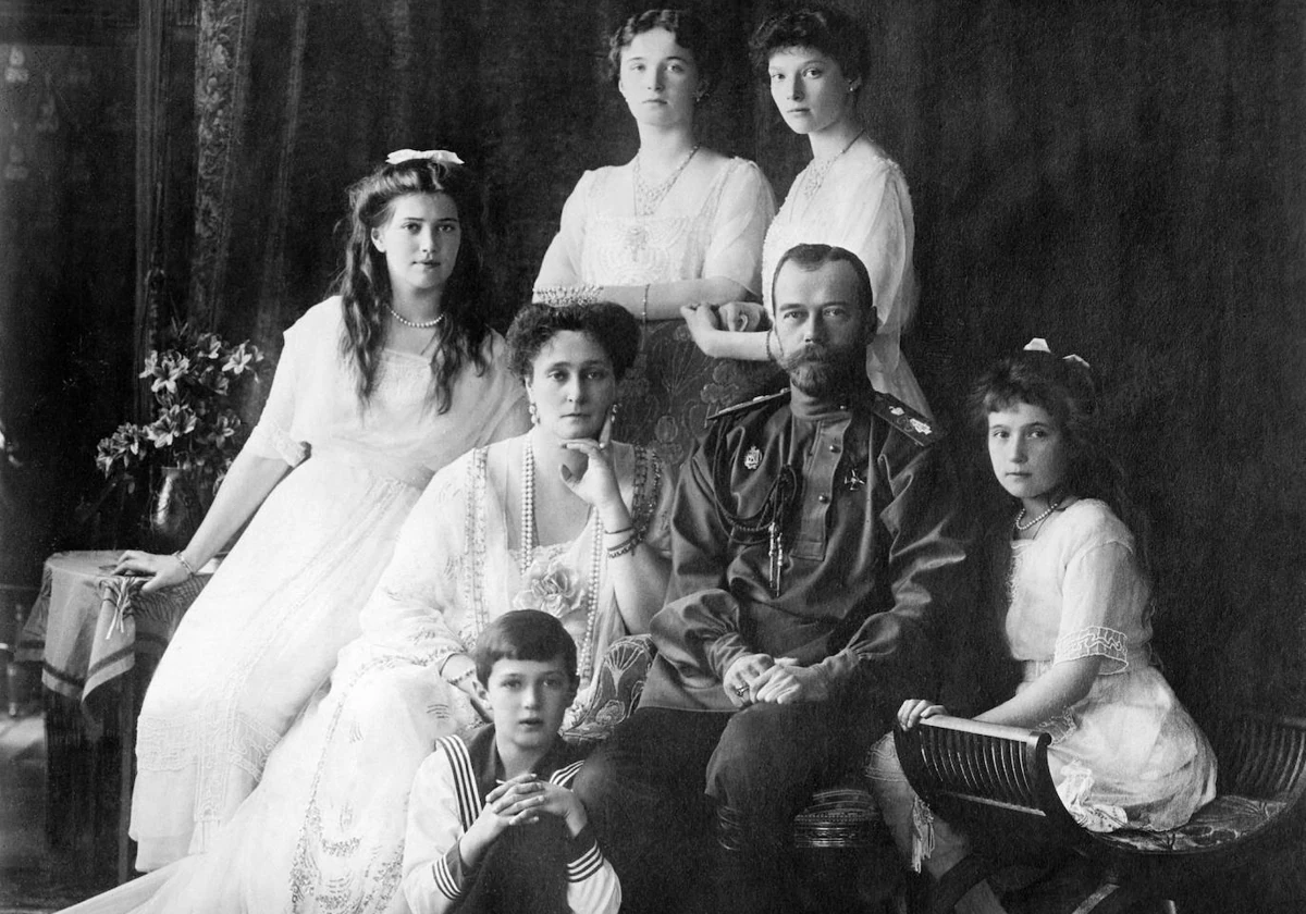 El zar Nicolás II, su esposa y sus hijos, pocos meses antes de ser ejecutados ABC
