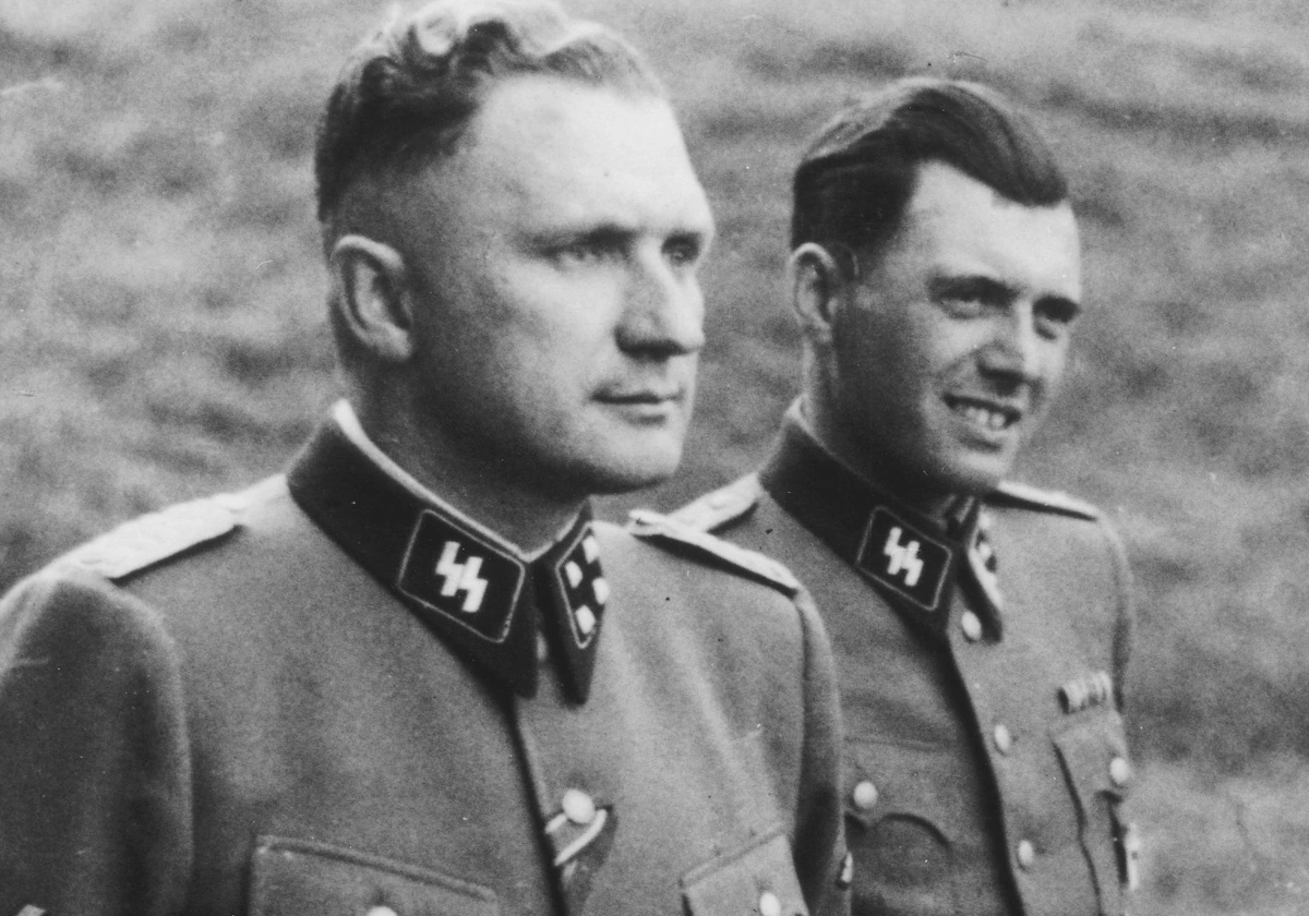 Mengele, en el centro, junto a Richar Baer y Rudolf Hoess, en Auschwitz, en 1944 ABC