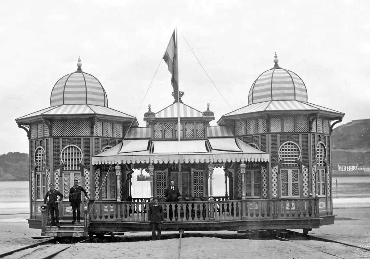 La Casa Real de Baños de Alfonso XIII, sobre sus raíles, en la playa de La Concha alrededor de 1905 ABC